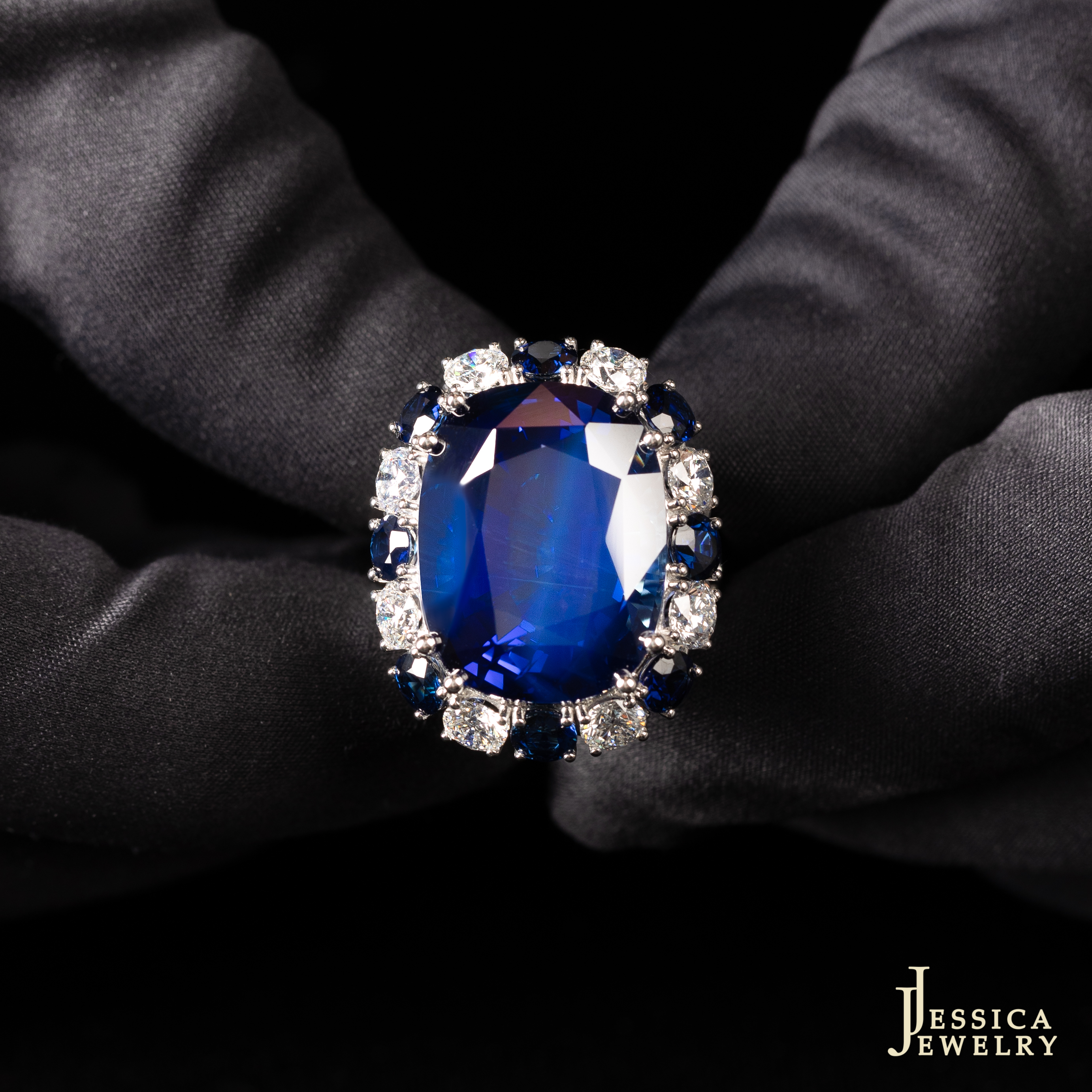 Cận cảnh “Royal Blue” - Viên Sapphire xanh đắt nhất Việt Nam